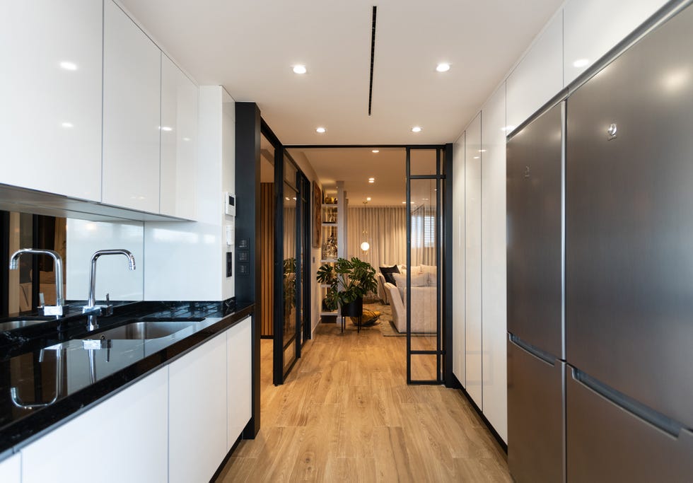 cocina blanca moderna con acabado lacado sin tiradores