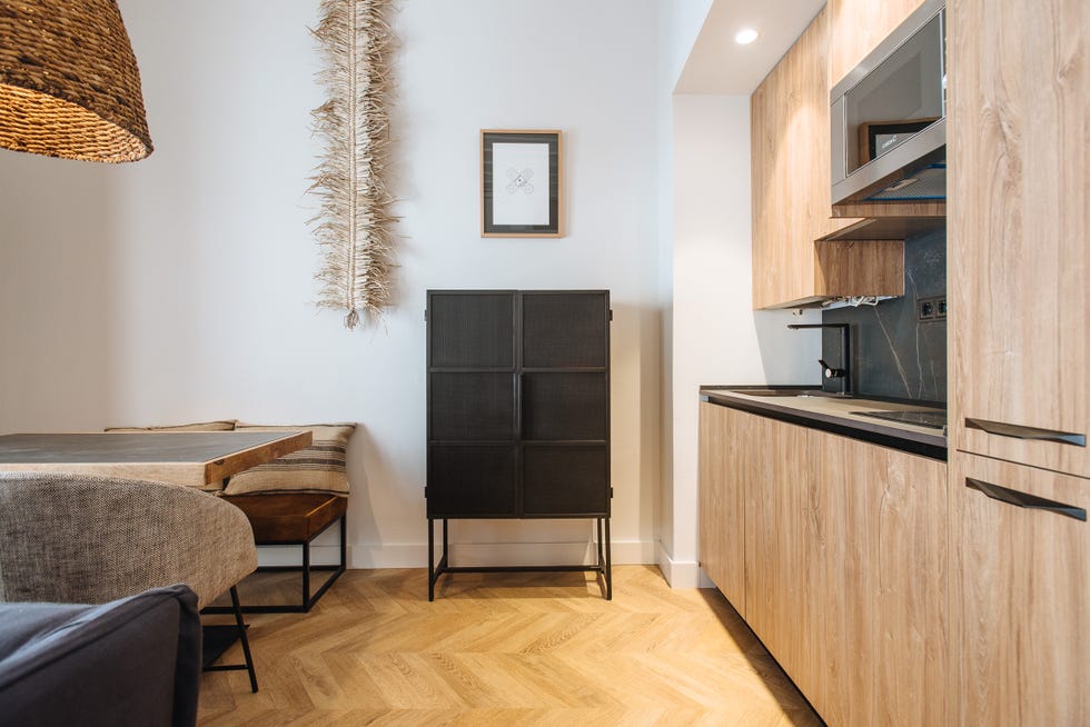 salón comedor con pequeña cocina de madera