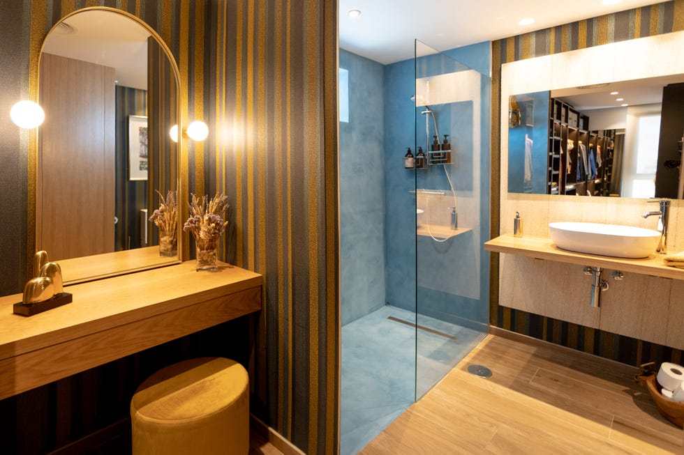 baño con ducha de obra y tocador