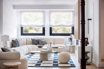 salón con sofá rinconera blanco y mesa de centro con forma orgánica