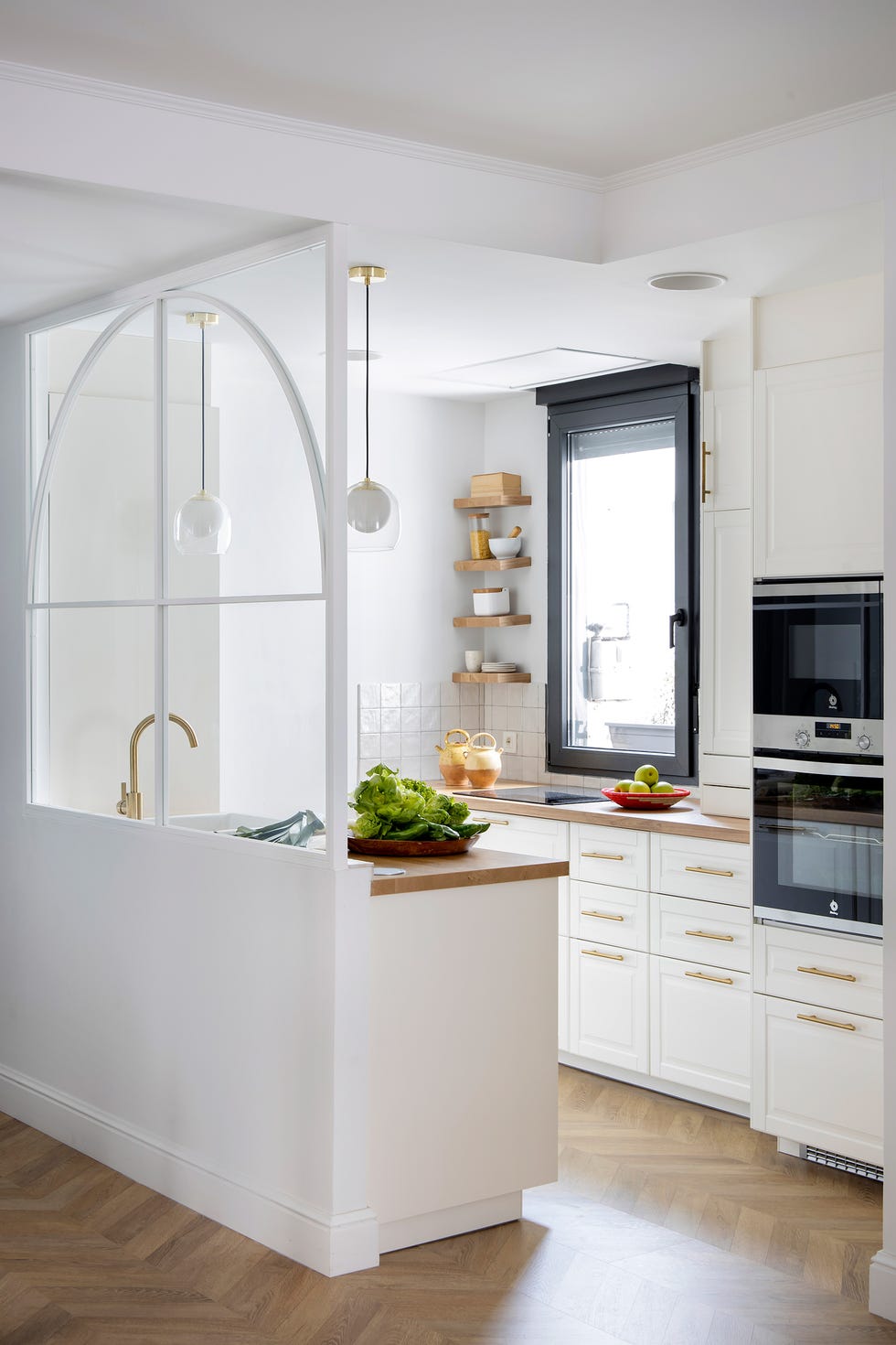 cocina blanca abierta con cerramiento de cristal