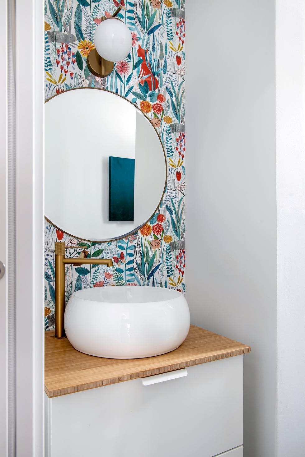 baño con mueble blanco y papel pintado floral