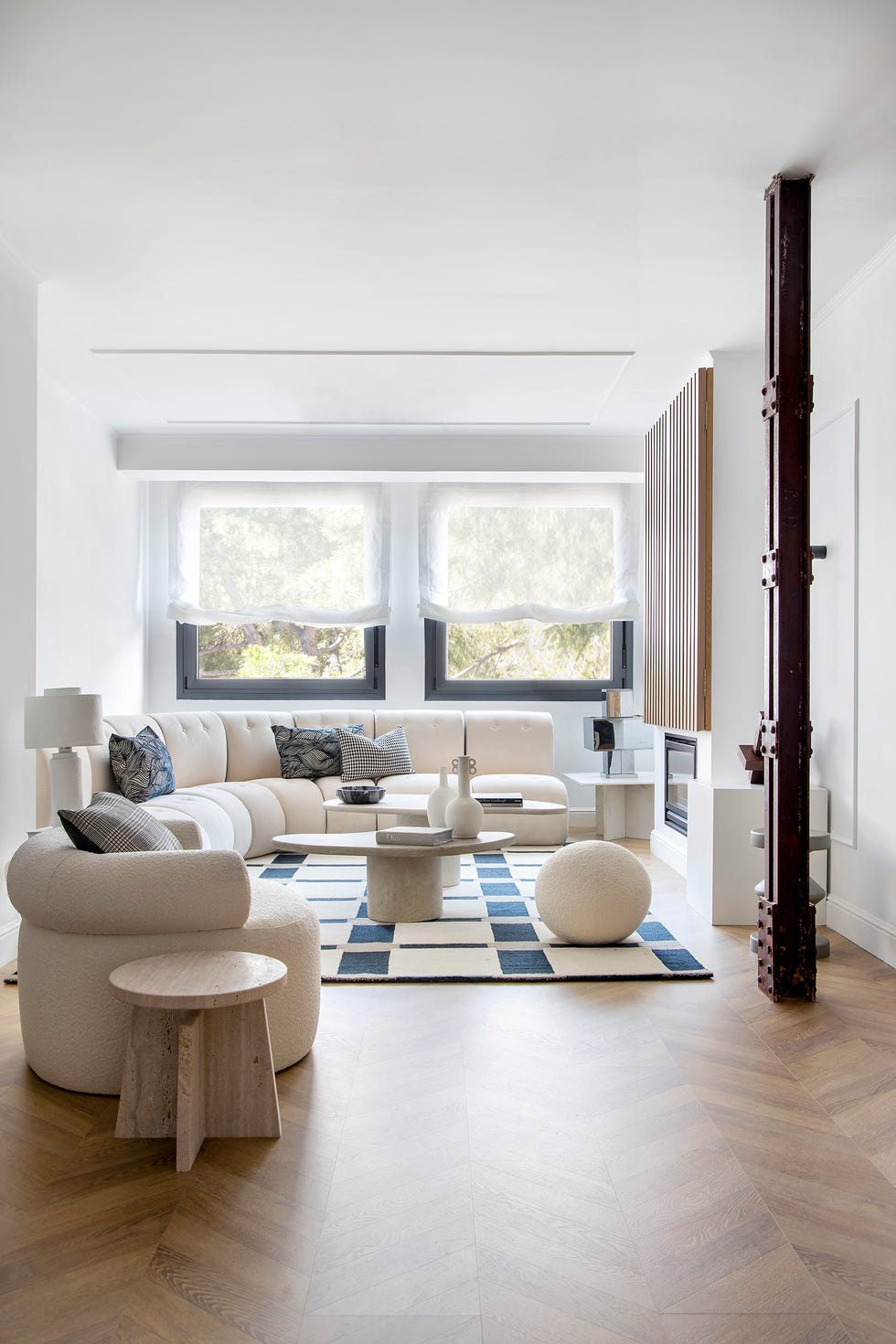 salón con sofá rinconera y butaca de rizo blanco