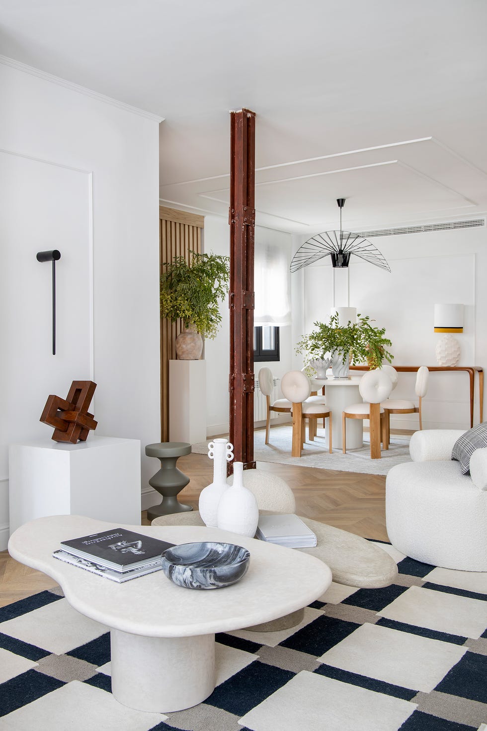 salón comedor con mesas de centro con forma orgánica