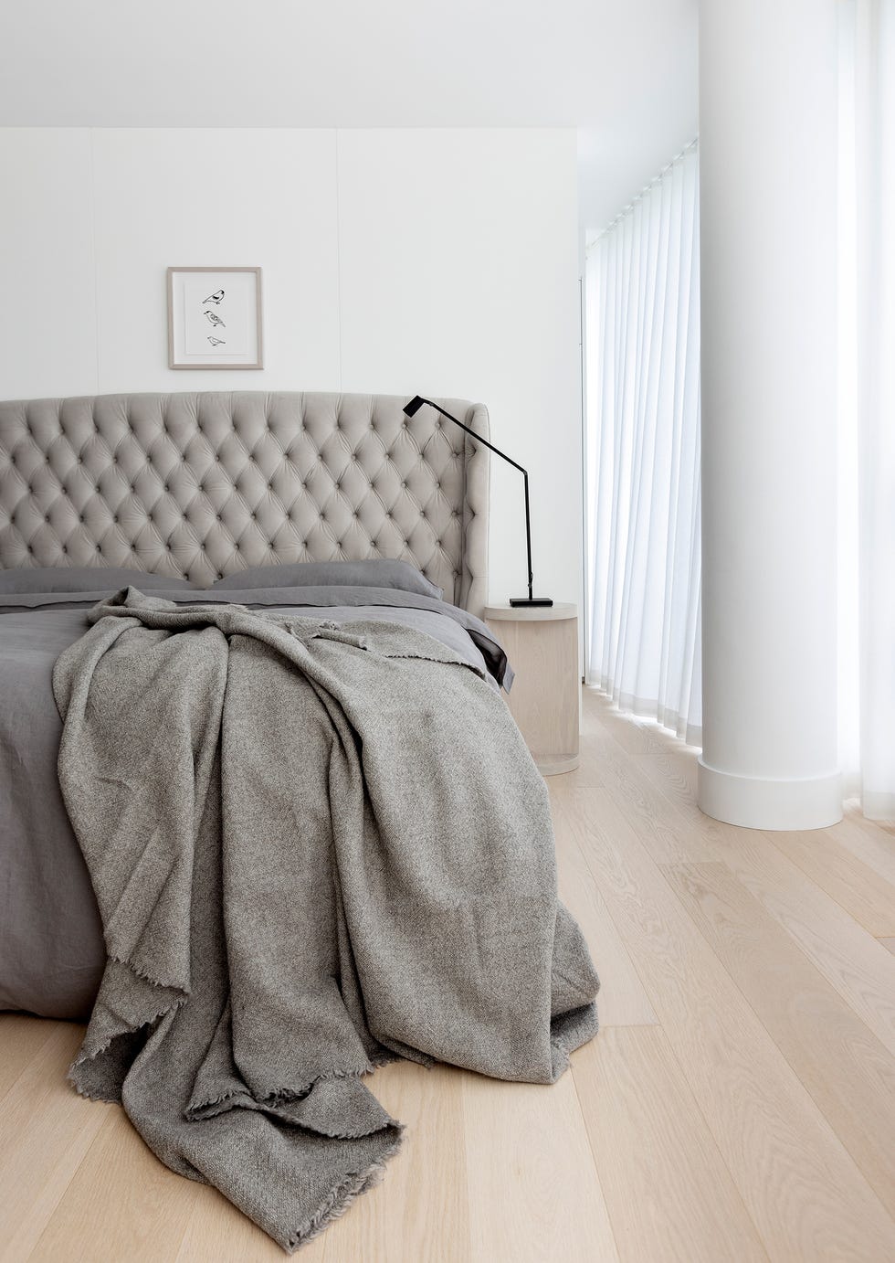 cama con cabecero gris capitoné