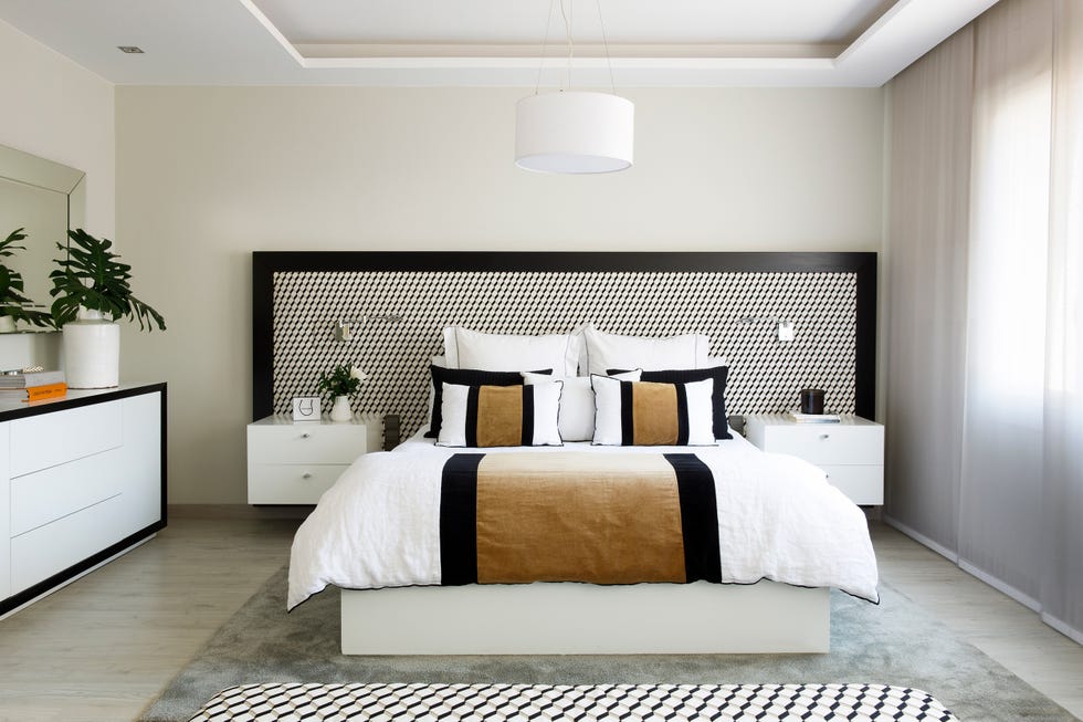 dormitorio moderno con cabecero geométrico en blanco y negro