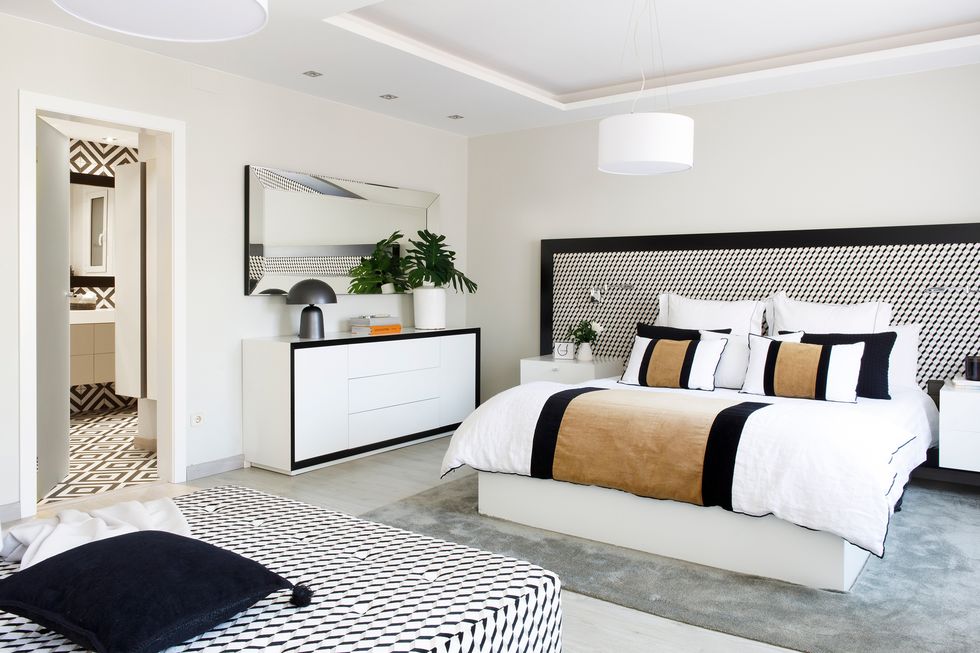 dormitorio moderno con cabecero geométrico en blanco y negro