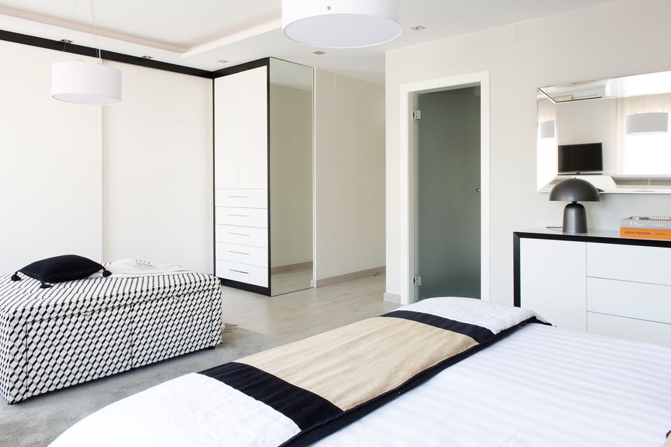 dormitorio moderno con vestidor decorado en blanco y negro