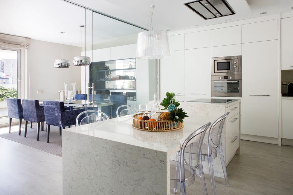 cocina blanca con isla central de mármol