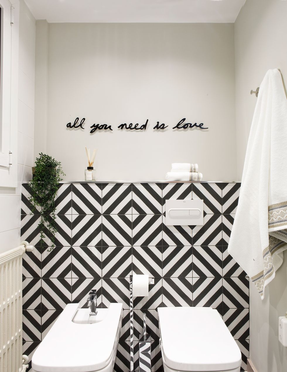 baño con azulejos en forma de rombos en blanco y negro