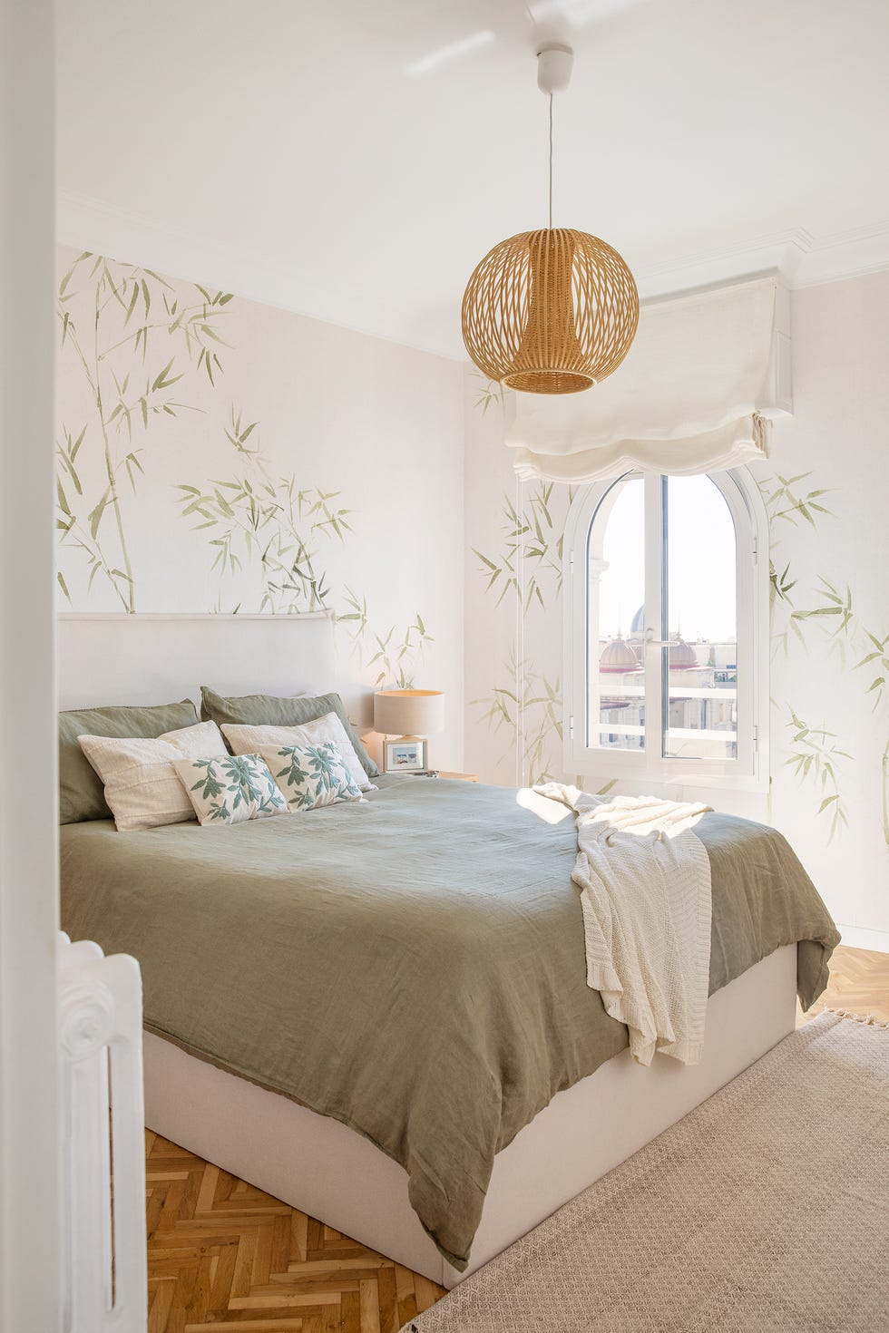 dormitorio con papel pintado con motivos botánicos