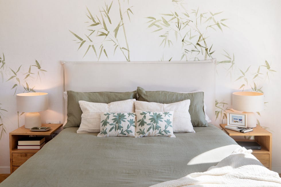 dormitorio con papel pintado con motivos botánicos y cabecero de lino