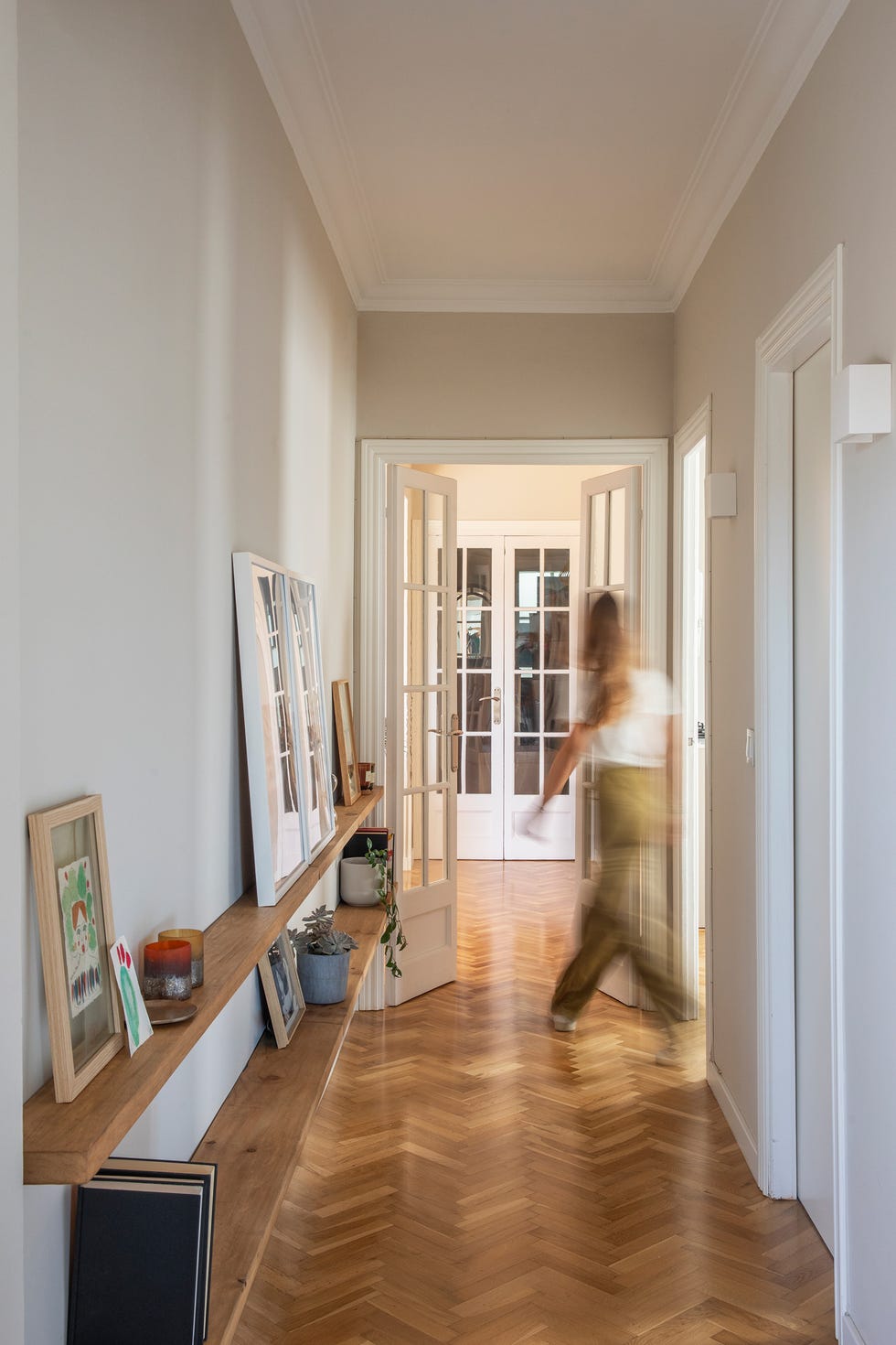 pasillo con suelo de parquet de roble y paredes de color beige