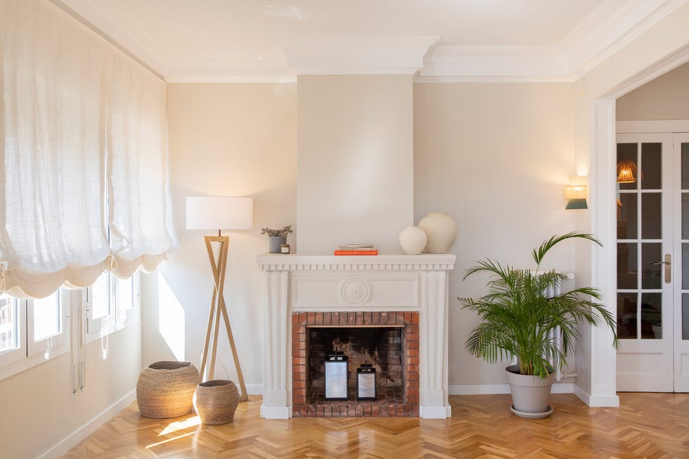 salón con chimenea de piedra