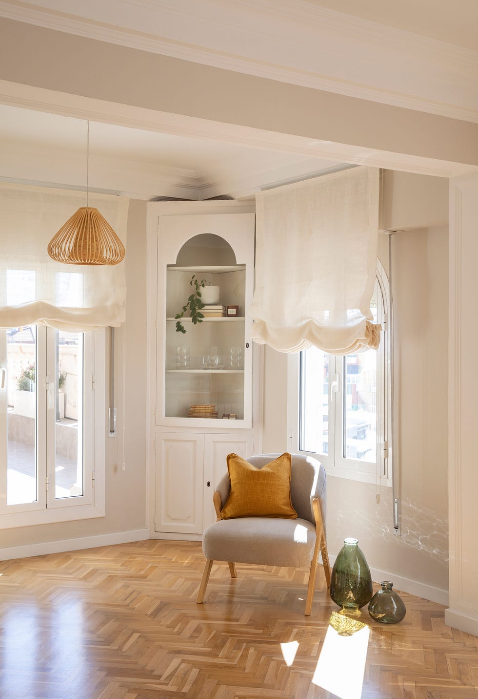 salón señorial con muebles blancos y suelo de parquet de roble