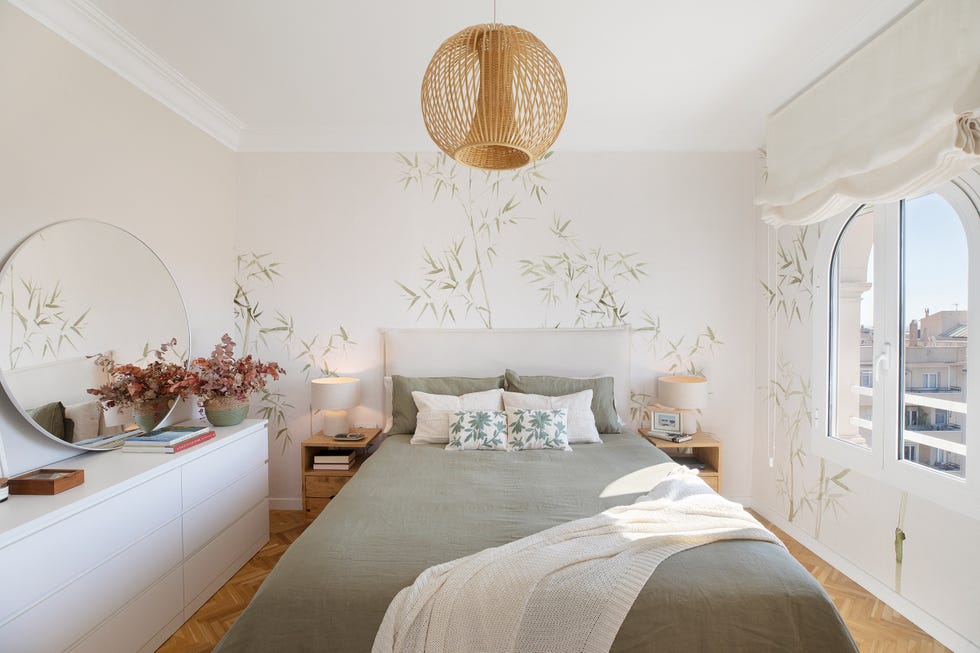 dormitorio con papel pintado con motivos botánicos