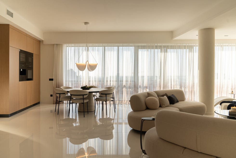 salón comedor con sofás curvos