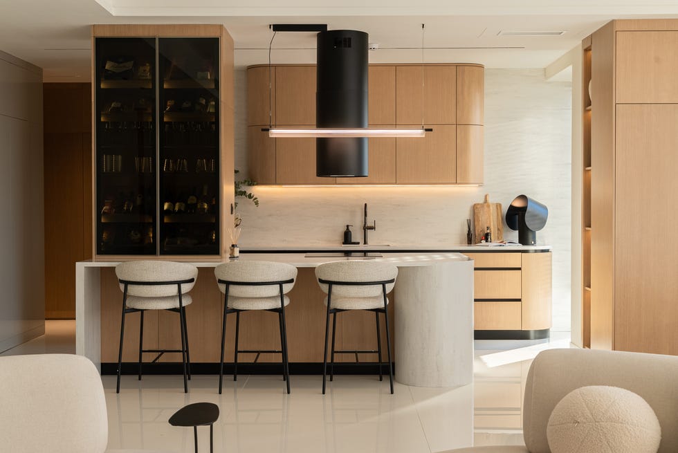 cocina abierta con isla central y muebles de madera