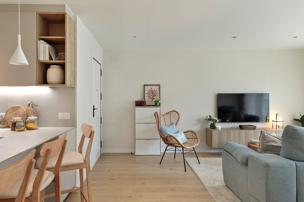 una reforma integral de un ático para convertiro en una casa con distribución abierta con terraza