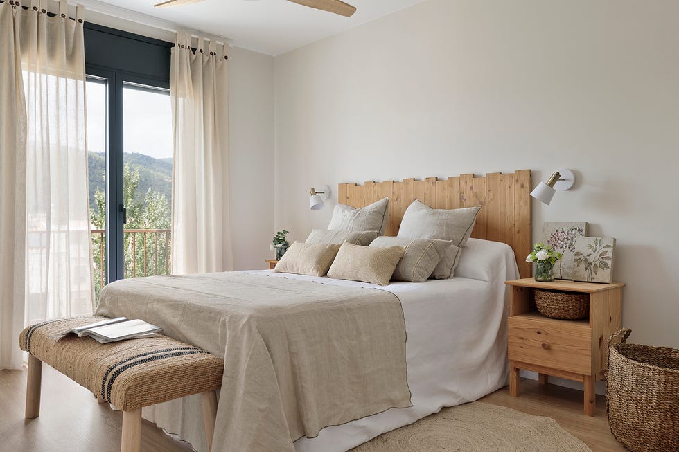 una reforma integral de un ático para convertiro en una casa con distribución abierta con terraza