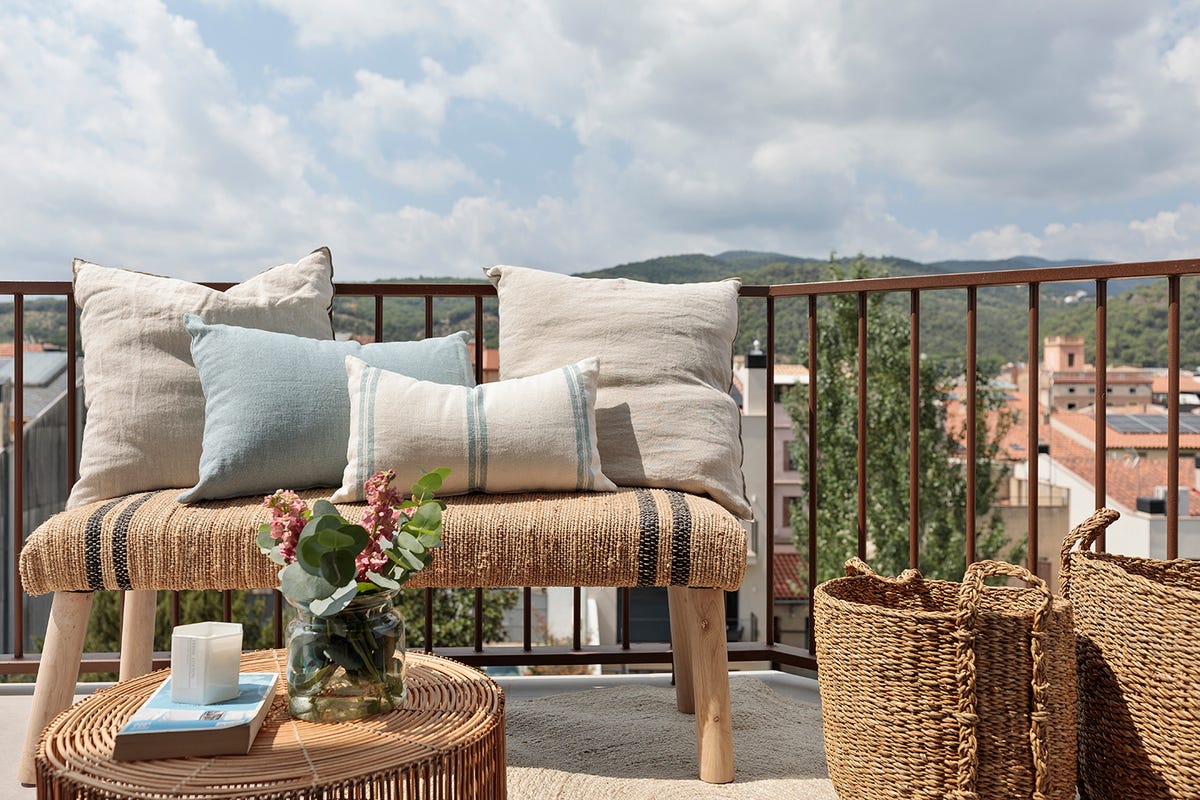 una reforma integral de un ático para convertirlo en una casa con distribución abierta y terraza