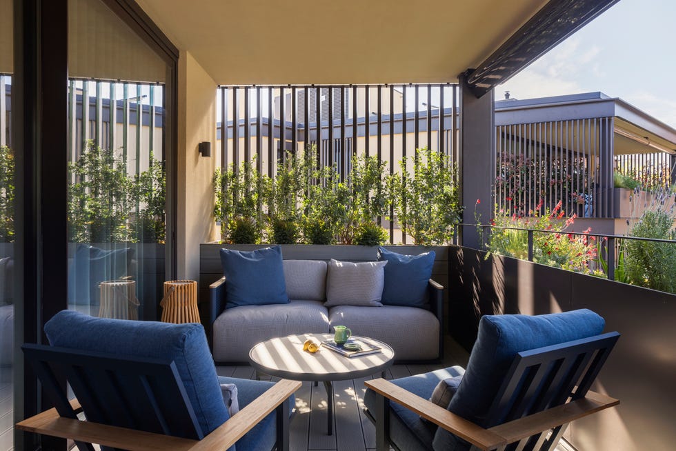 porche con pérgola y muebles de exterior