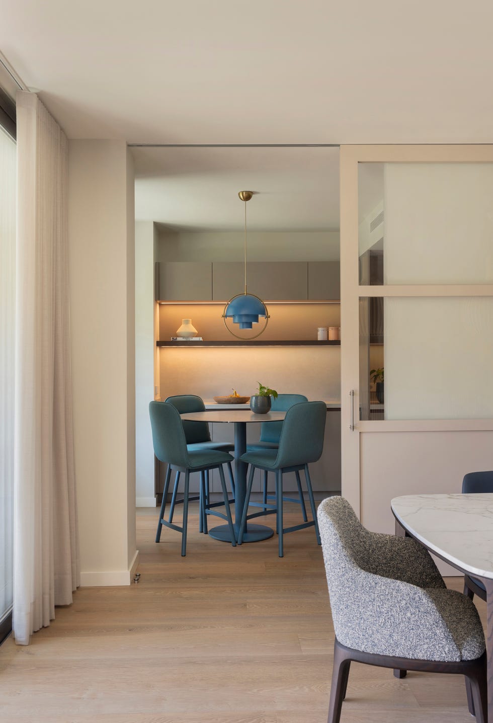 cocina con puerta corredera