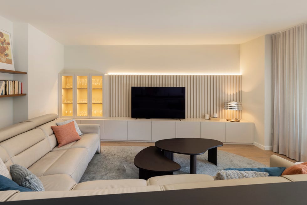 sofá rinconera y mueble de tv con revestimiento de palillería
