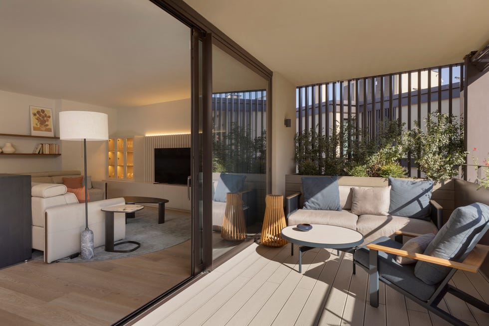 salón abierto a un porche con pérgola y zona de asientos