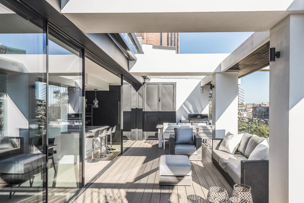 terraza abierta a la cocina con mobiliario en tonos neutros