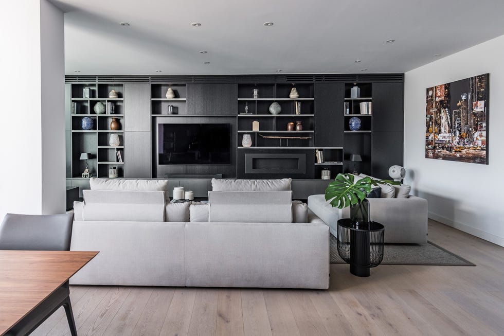 salón abierto de diseño moderno en tonos grises