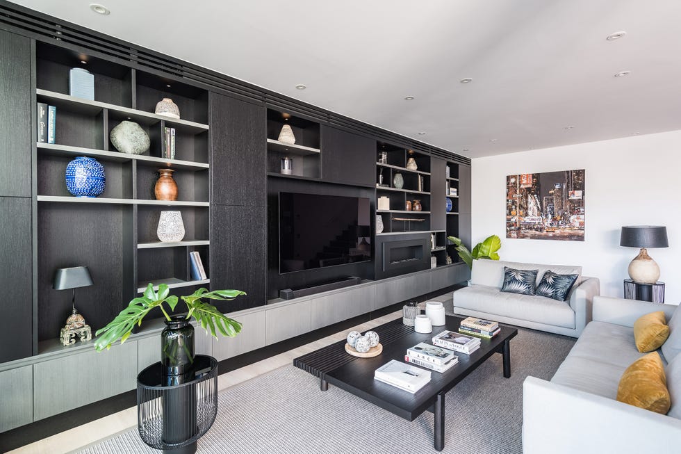 salón abierto de diseño moderno en tonos grises