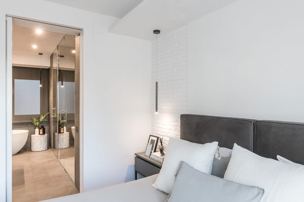 dormitorio con baño en suite