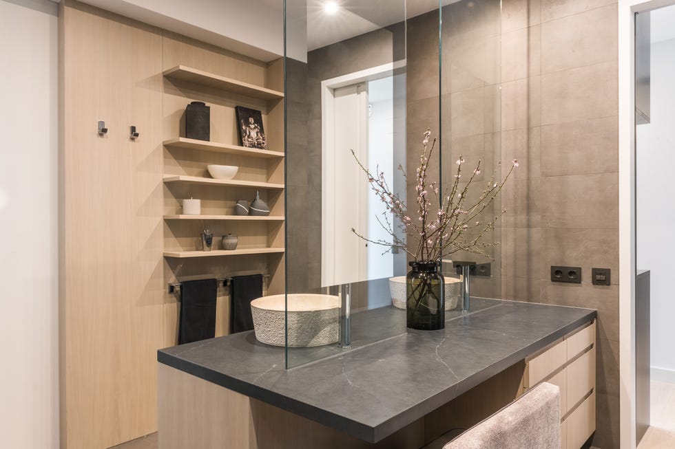 panel de madera con estanterías abiertas en el baño