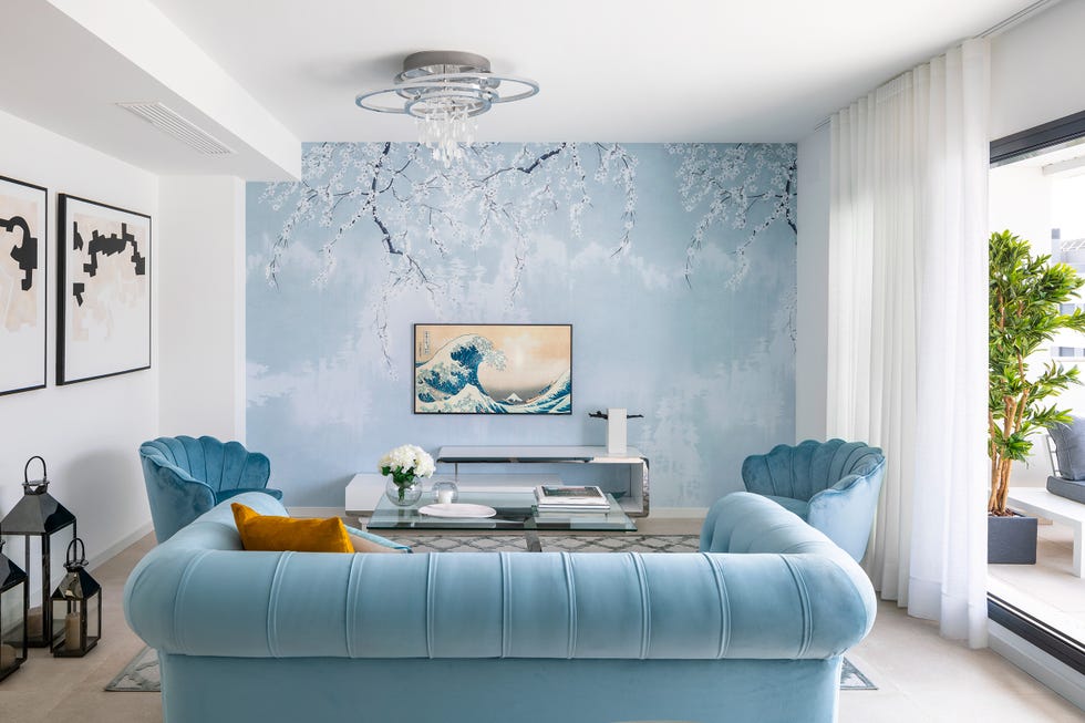 salón de diseño moderno con sofá y butacas de terciopelo azul