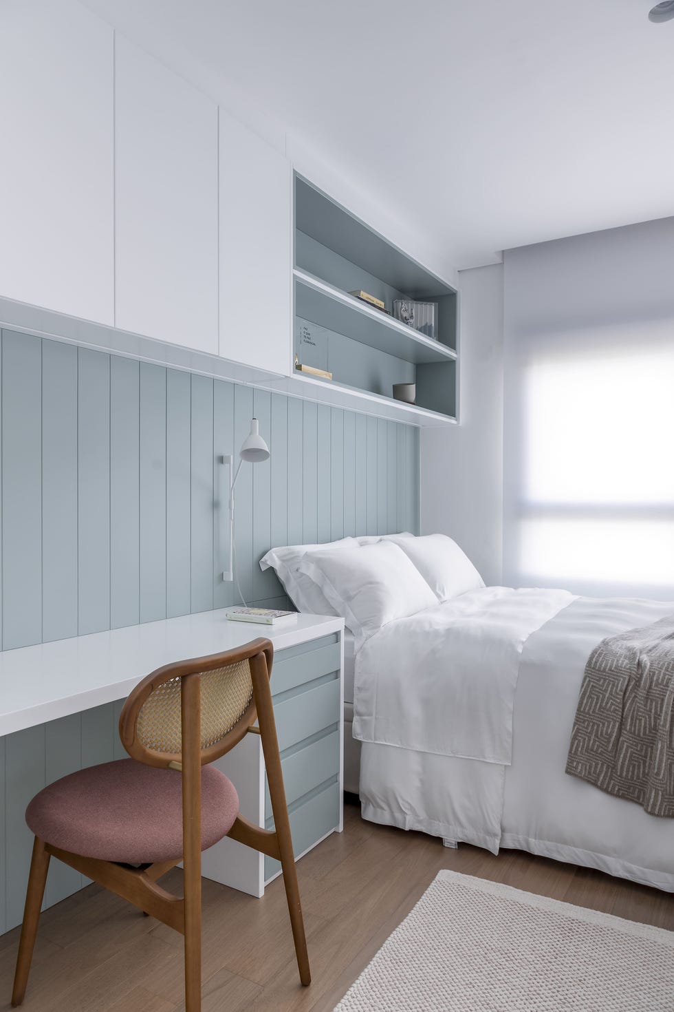 dormitorio con escritorio blanco y pared con lamas azules