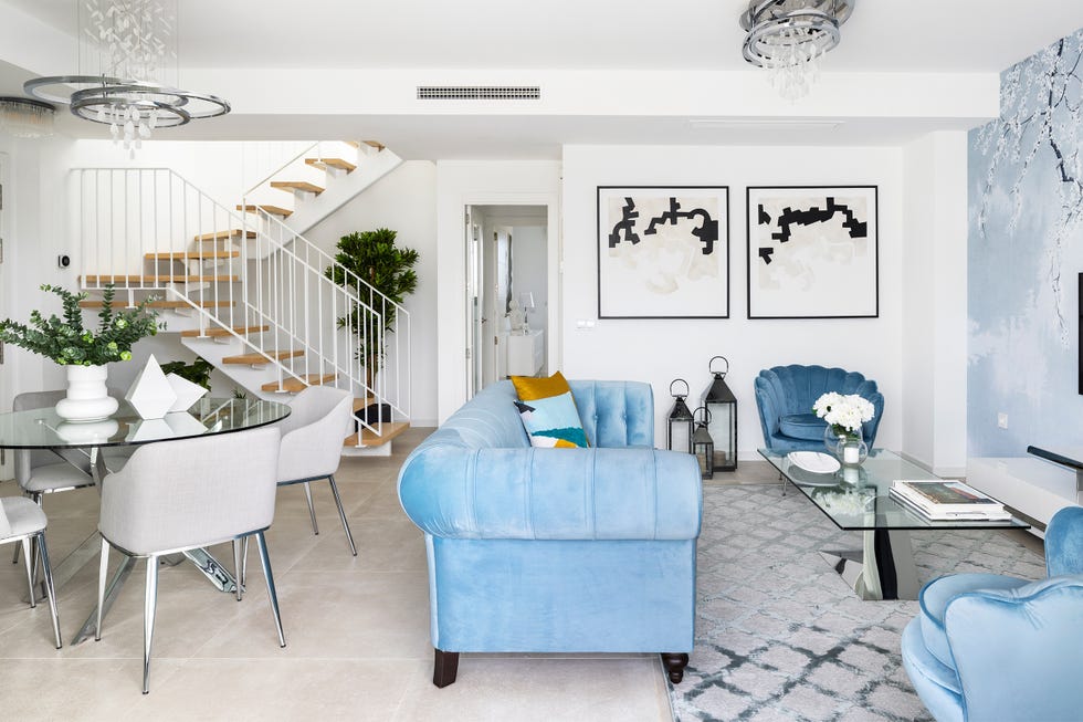 salón comedor de diseño moderno con sofá y butacas de terciopelo azul