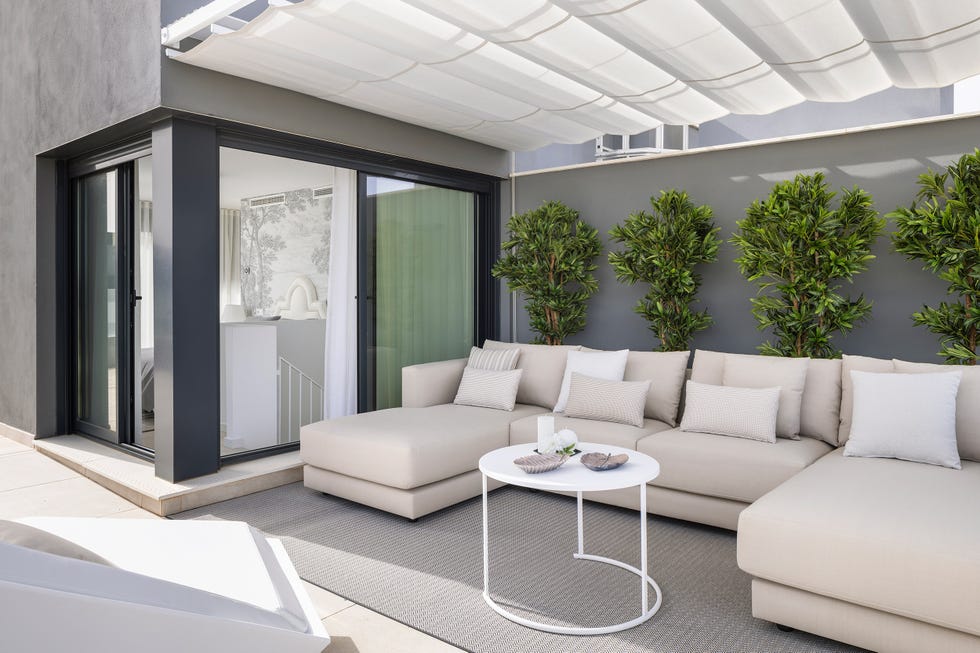 terraza con sofá beige de diseño moderno