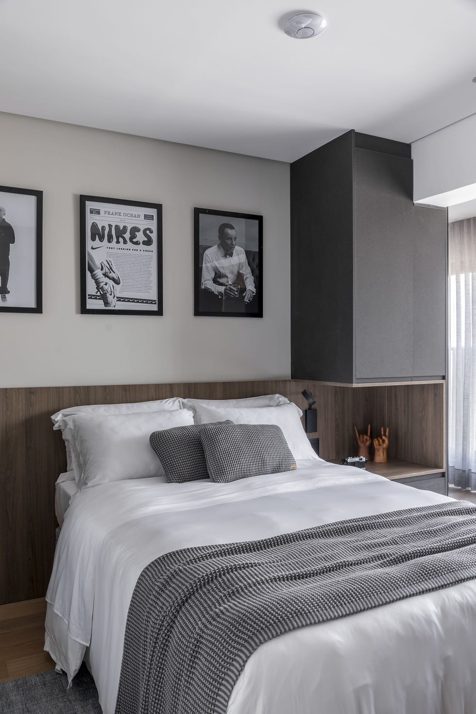 dormitorio con cabecero de madera