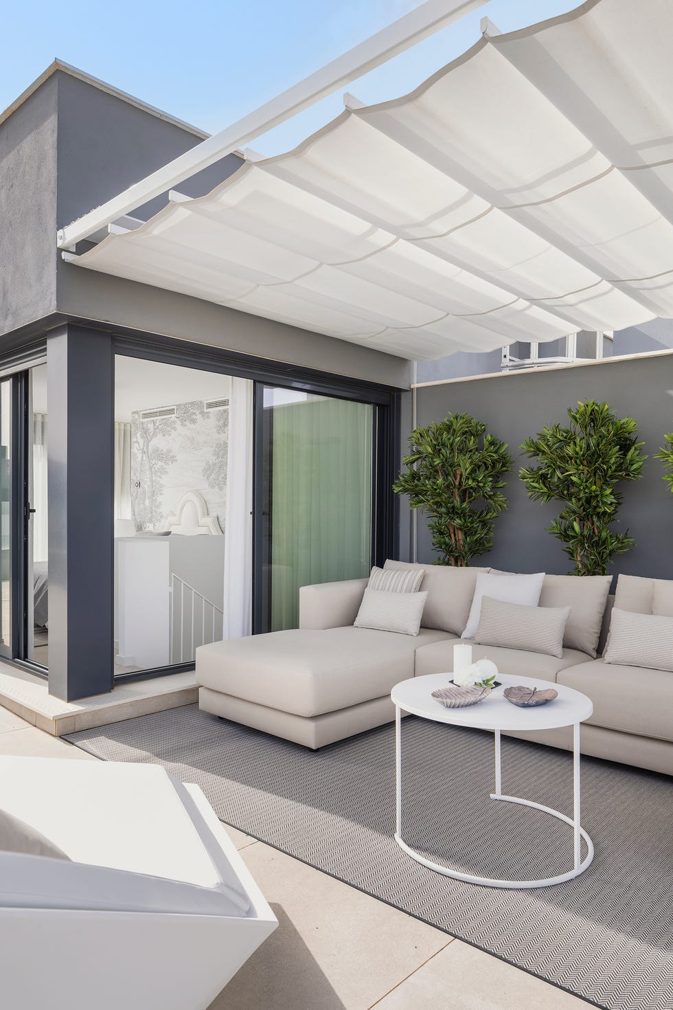 terraza con sofá beige de diseño moderno