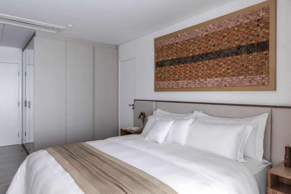 dormitorio con cabecero acolchado beige