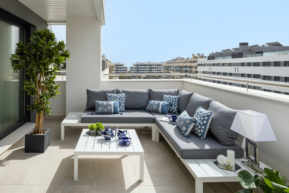 terraza con sofá en l de diseño moderno