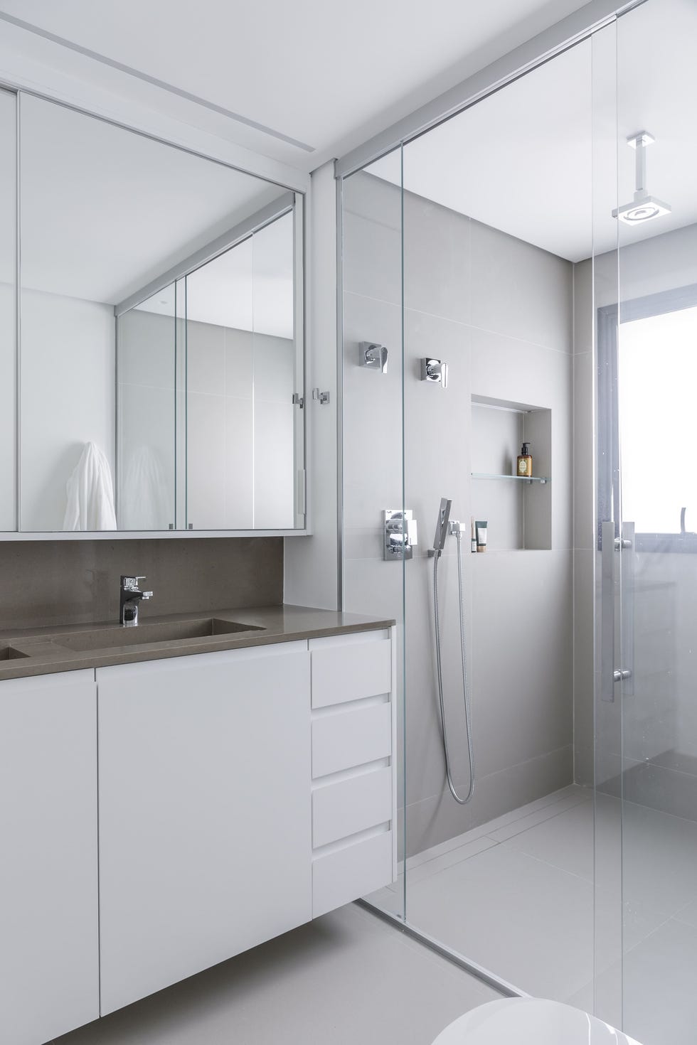 baño con ducha y mueble volado blanco