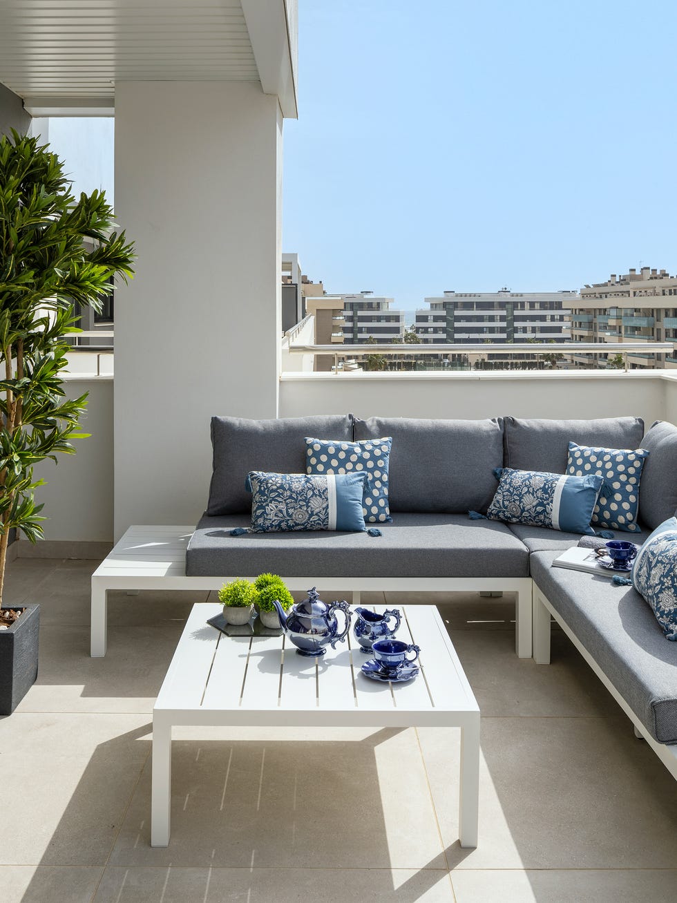 terraza con sofá en l de diseño moderno