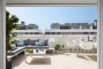 terraza de diseño moderno con comedor y sofá de exterior