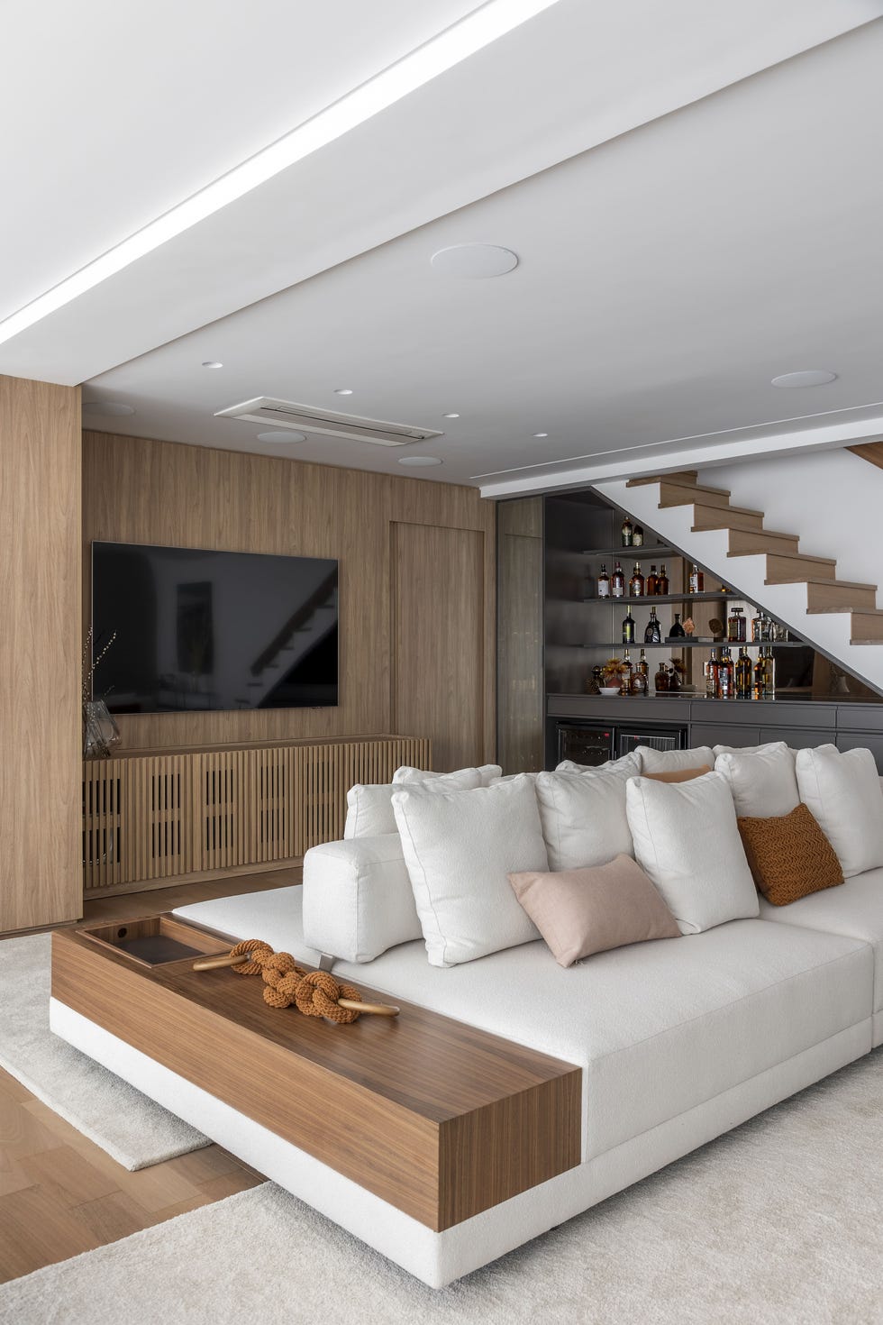 salón con sofá blanco