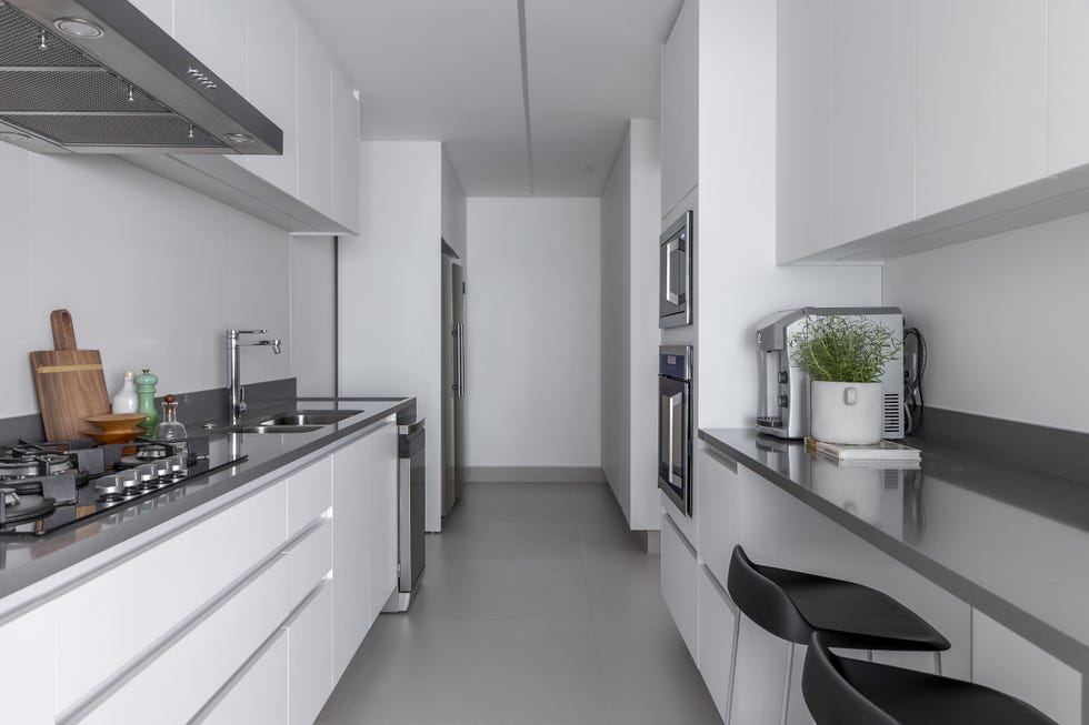 cocina blanca con barra
