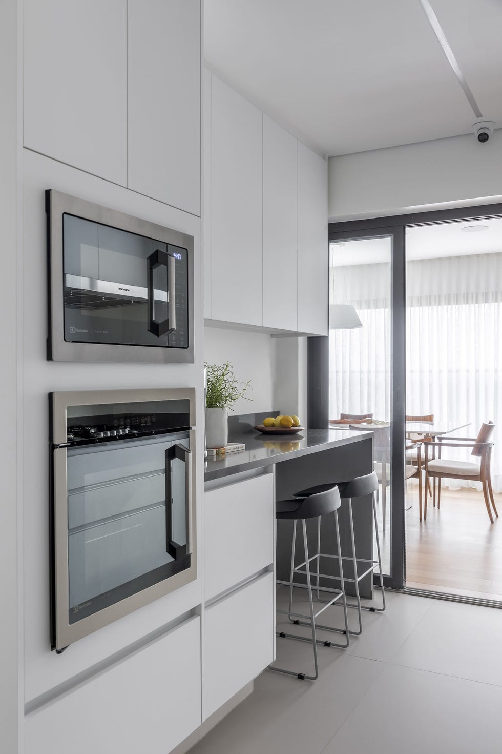 cocina blanca con barra
