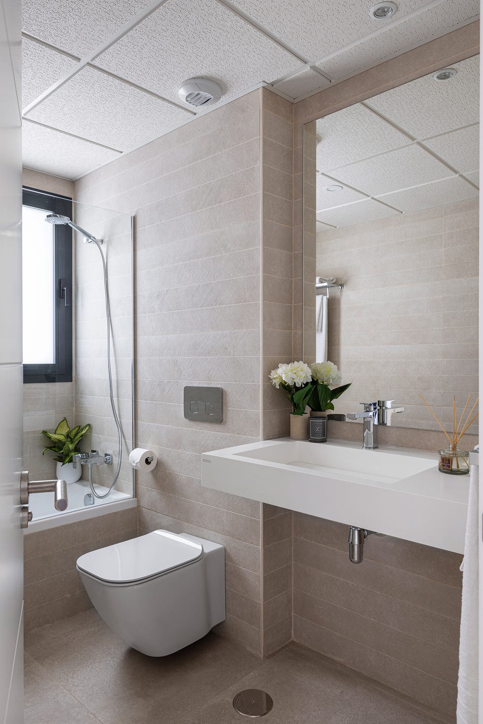 baño moderno con bañera y revestimiento cerámico