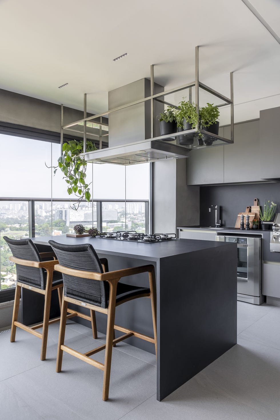 cocina con isla y taburetes